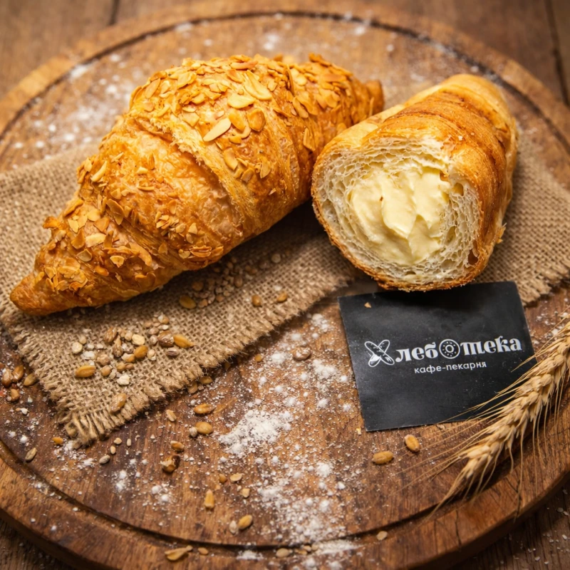 Круассан с миндальной начинкой