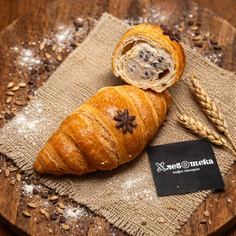 Круассан с шоколадно-банановой начинкой