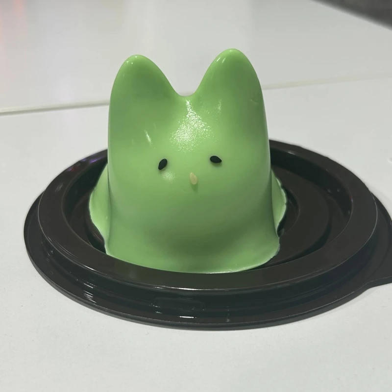 Танцующий котик яблоко