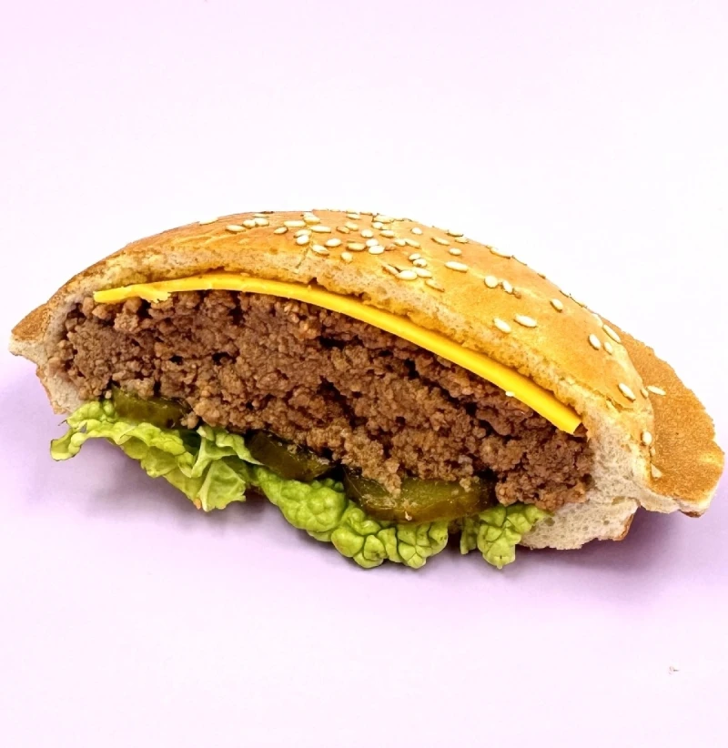 UFO бургер с говядиной, шеф-соусом и огурчиком