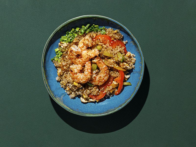 Жареный рис с креветками