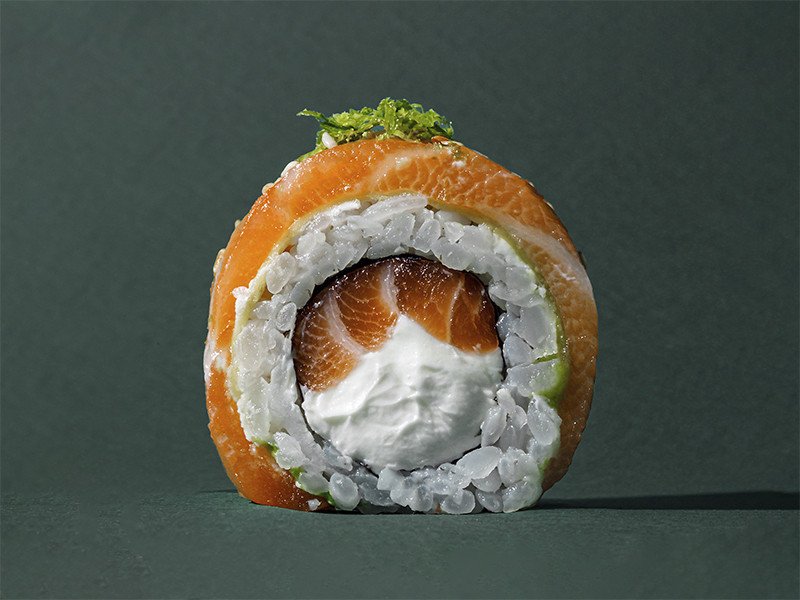 Ролл с лососем и цедрой лайма