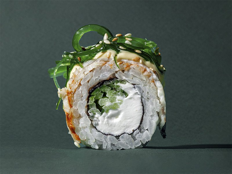 Ролл с угрем, чукой и соусом манго