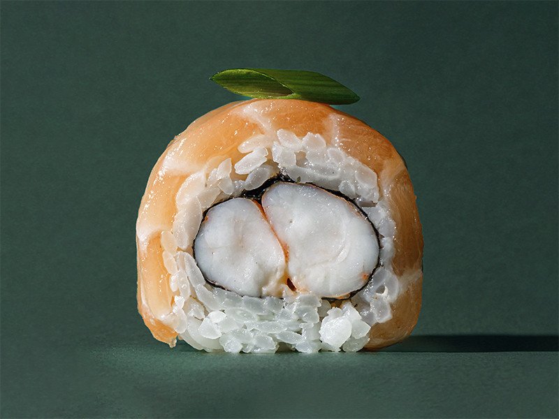 Ролл с лососем и креветкой