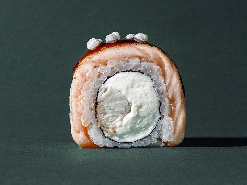 Карамелизованный ролл с лососем и угрём