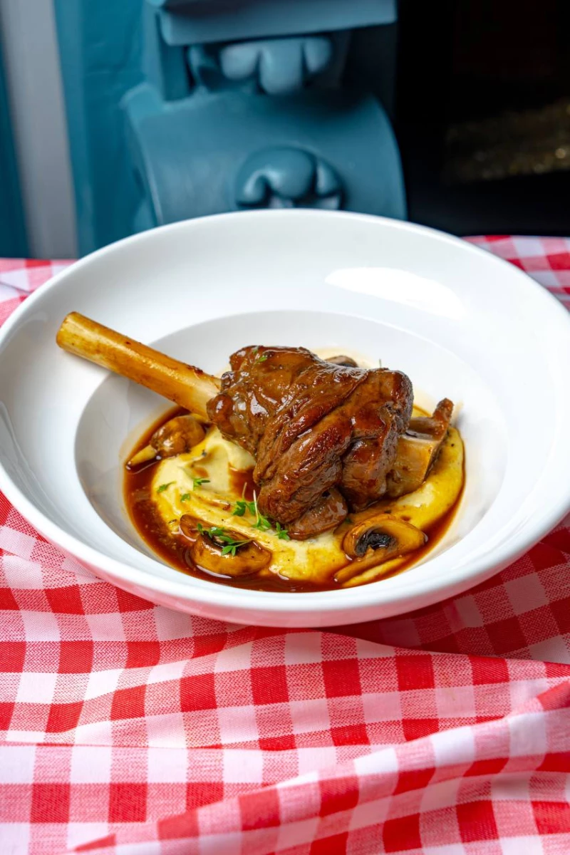 Голяшка ягненка с трюфельным пюре