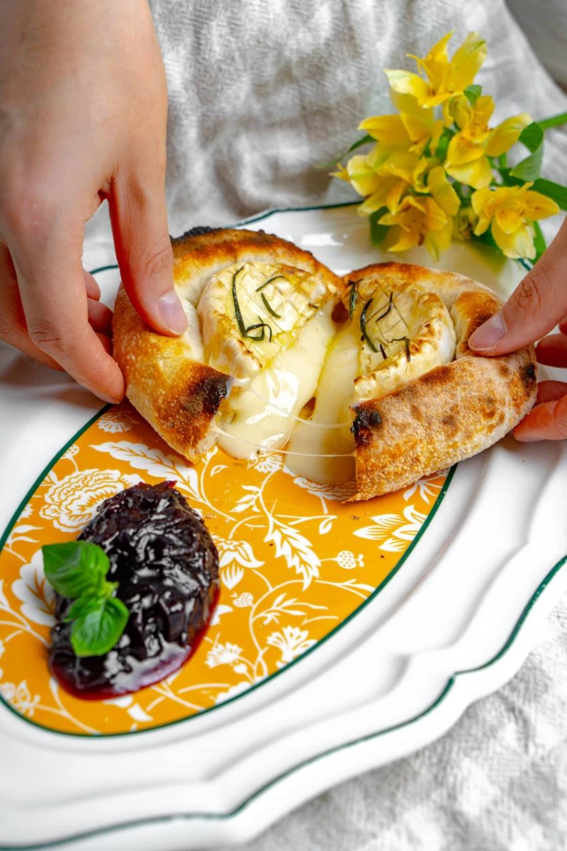 Камамбер в тесте с джемом из лука