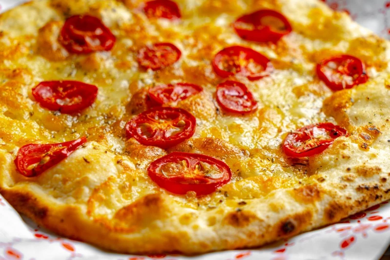 Фокача с песто и томатами черри