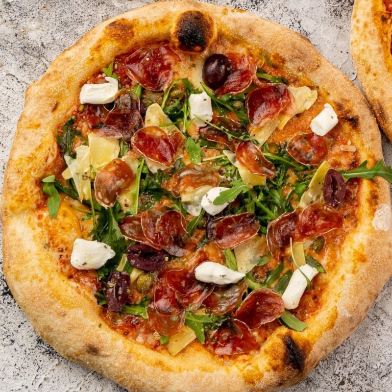 Пицца с оливками и артишоками,салями и мягким сыром