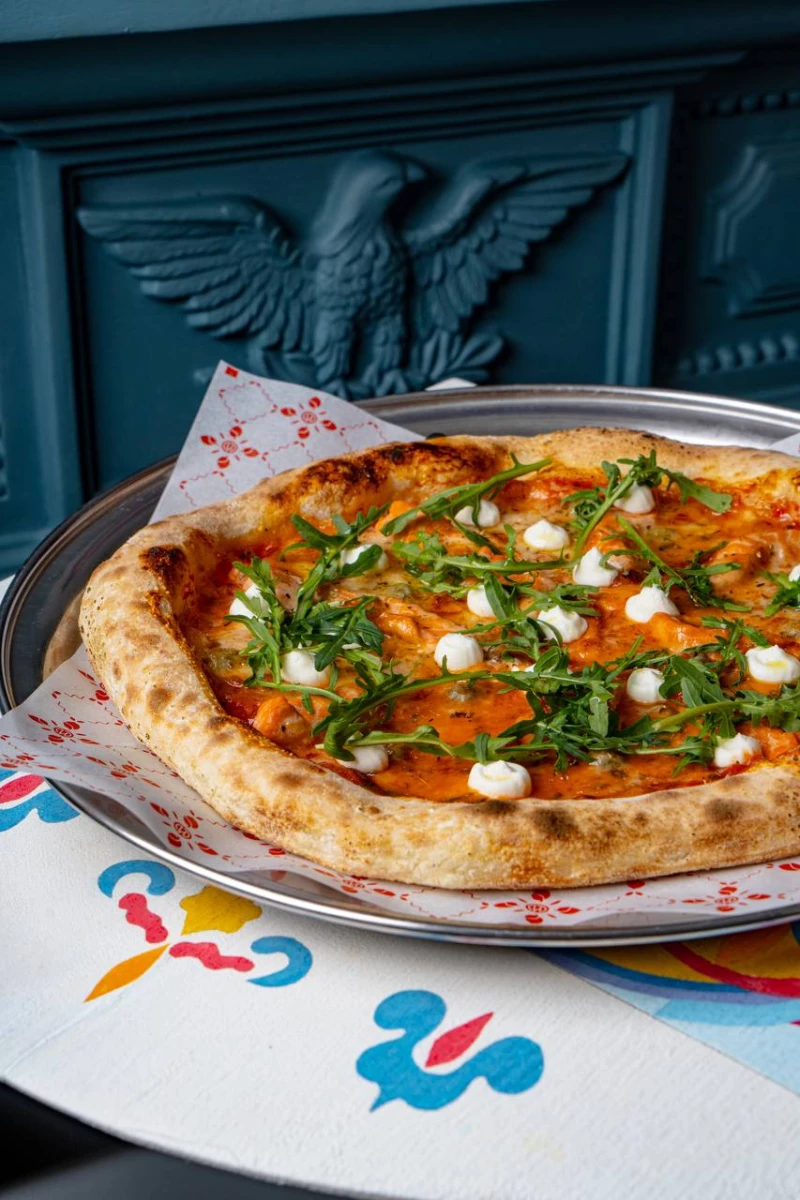 Пицца с форелью и творожным сыром