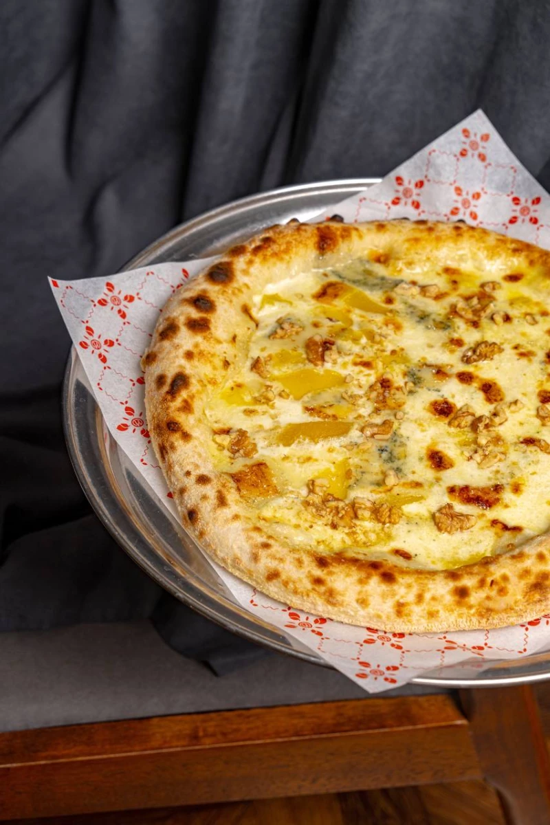 Пицца с грушей и горгонзолой