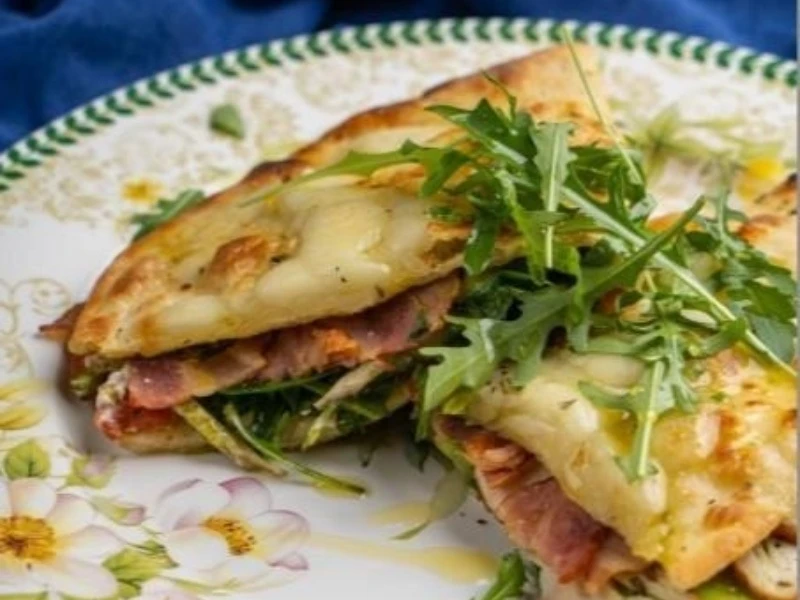 Сендвич из фоккачи с курицей,сыром моцарелла,беконом и томатами