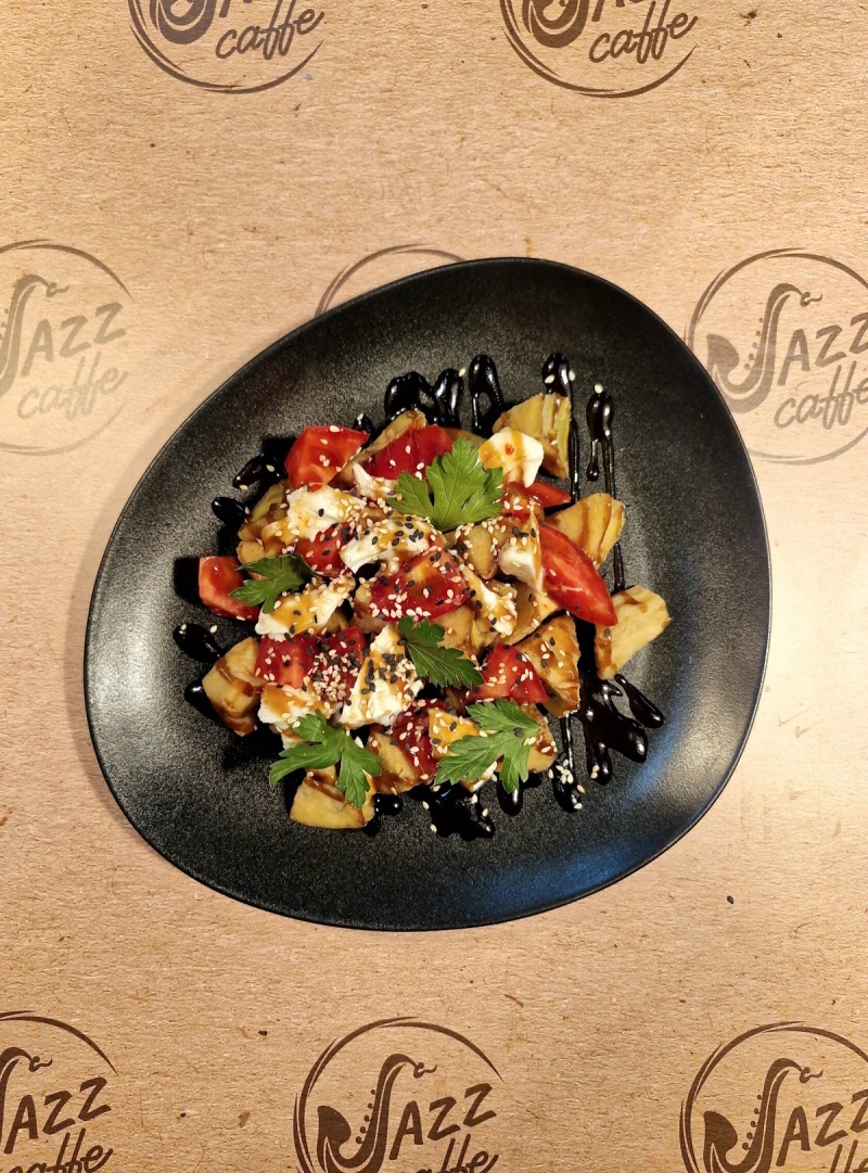 Салат с хрустящими баклажанами