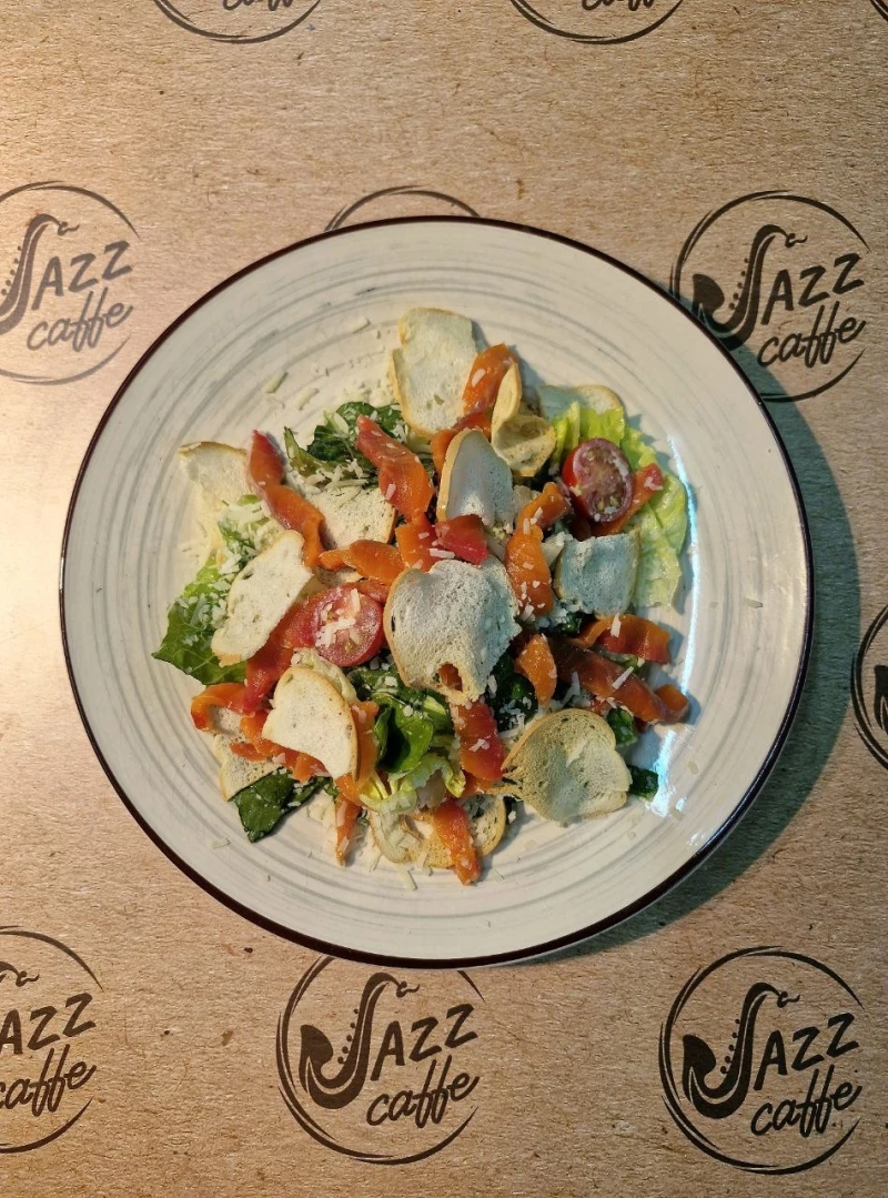 Салат Цезарь с лососем