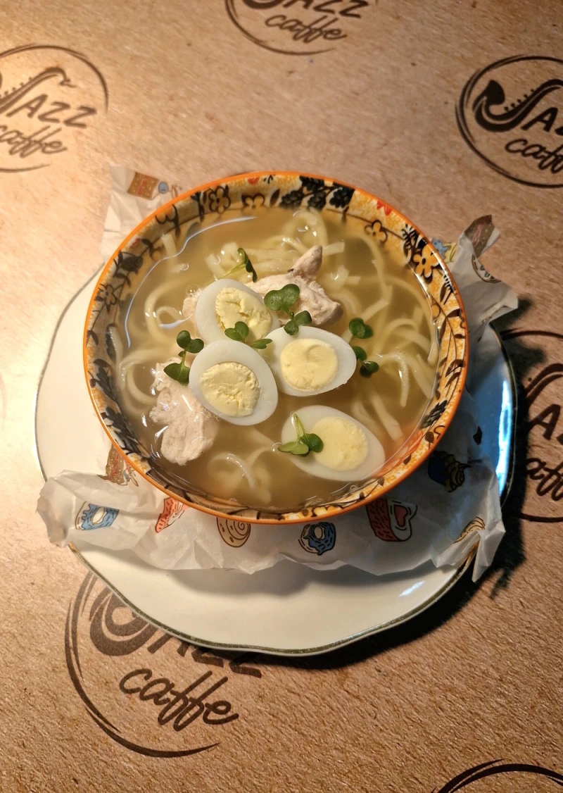 Куриный супчик с домашней лапшой и перепелиным яйцом