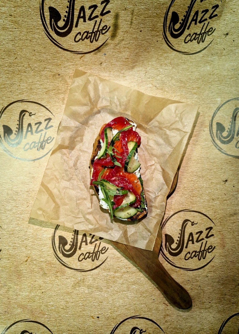 Брускетта с лососем Гравлакс