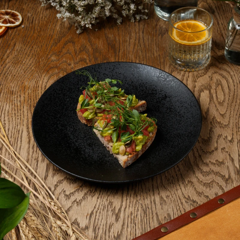 Брускетта с томатами и гуакамоле