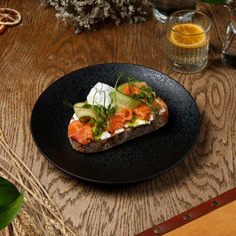 Брускетта с лососем