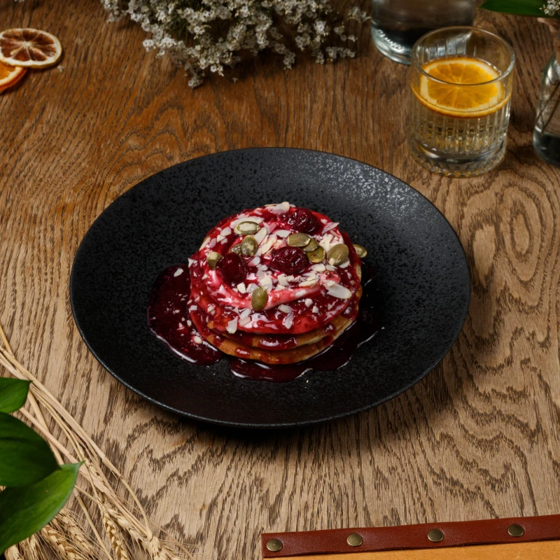 Панкейки с творожным кремом и вареньем из ягод