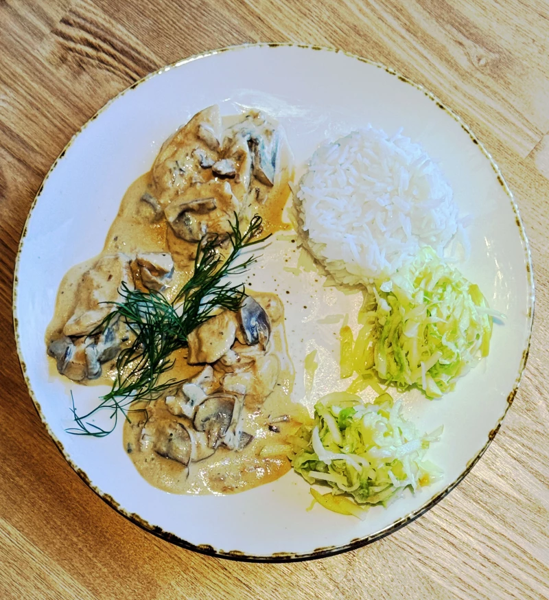 Пятница. Куриная грудка с грибами и рисом + салат овощной