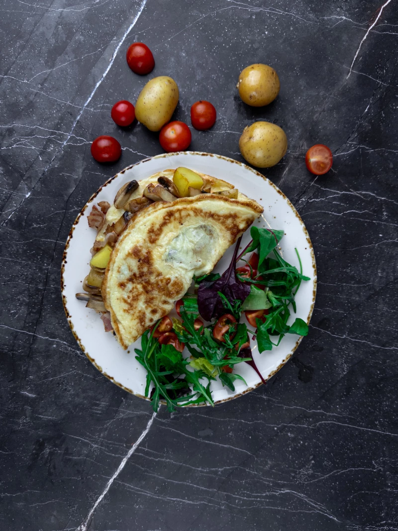 Омлет с беконом и бейби картофелем