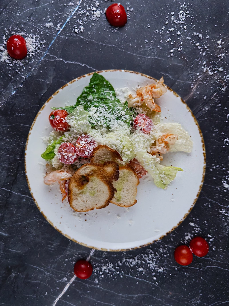 Салат Цезарь с креветками