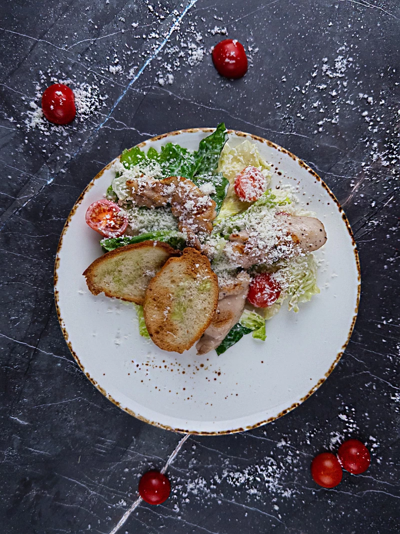 Салат Цезарь с курицей