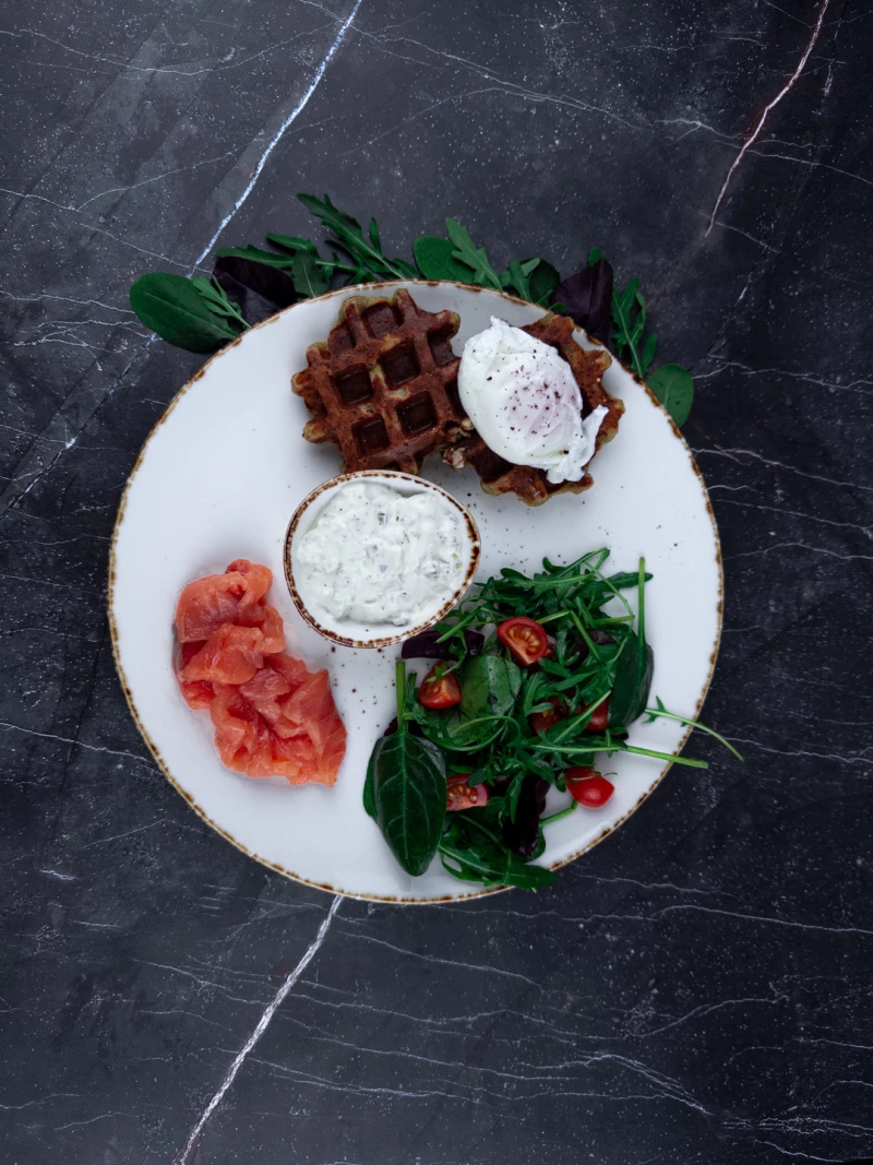 Картофельные вафли с лососем