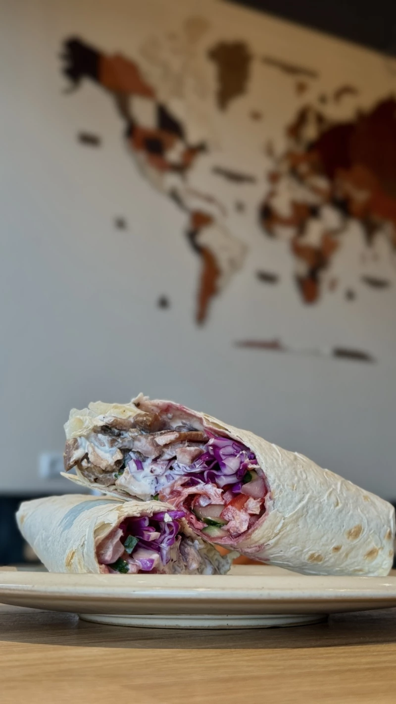 Шаурма с говядиной и брусничным соусом 