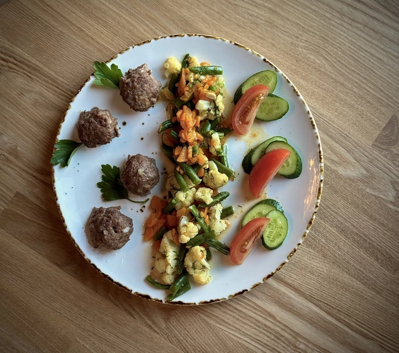 Вторник. Фрикадельки из говядины с овощами 