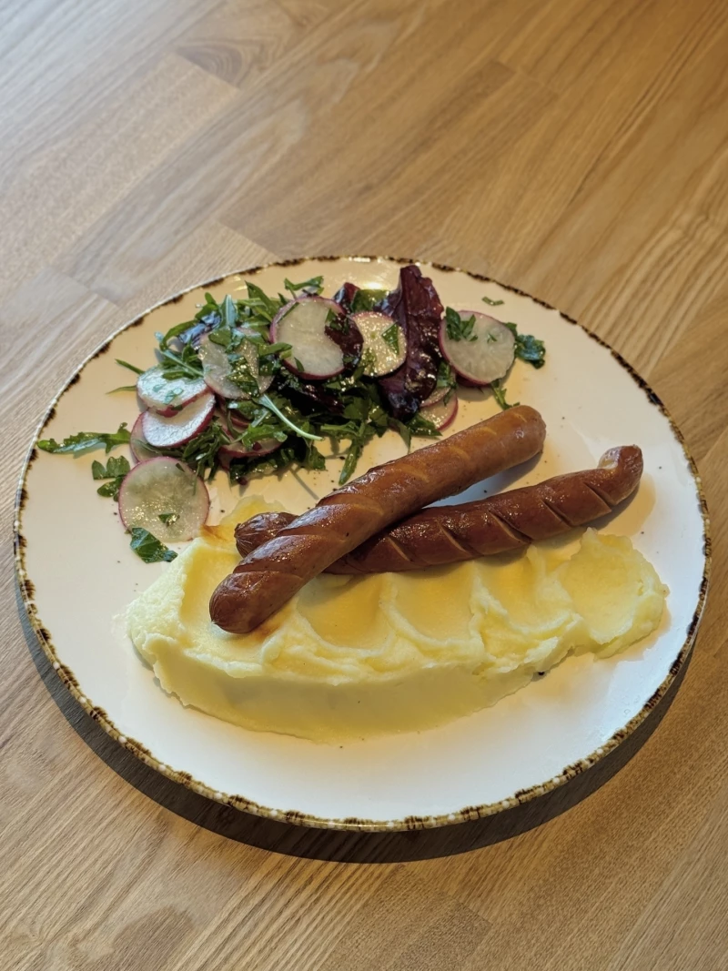 Среда. Куриные сосиски с картофельным пюре + салат с редисом