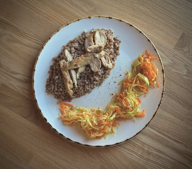 Понедельник. Печеная курица с гречневой кашей на гарнир + овощной салат