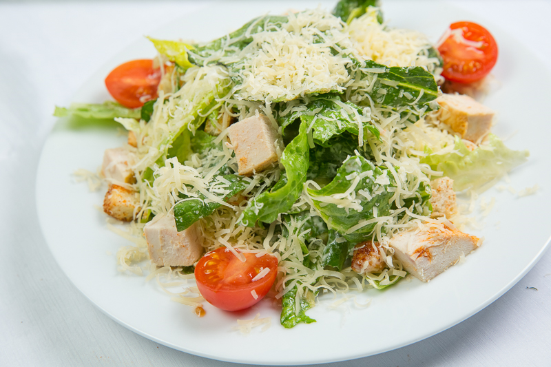 Салат Цезарь с курицей