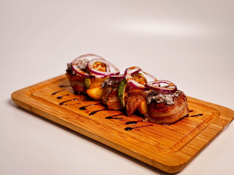 Медальоны из свиной вырезки с грибным соусом и картофелем по - деревенски