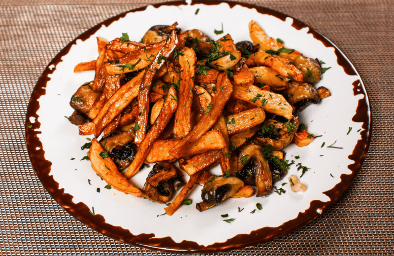 Жареный картофель с грибами