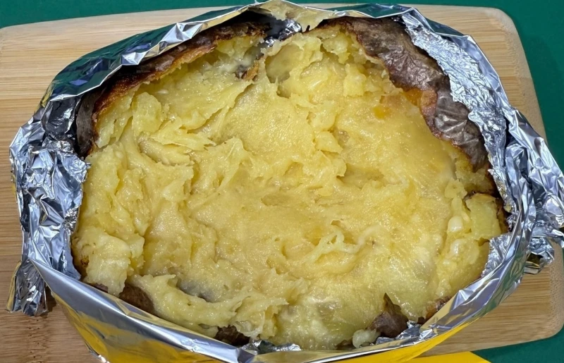 Картофель печеный с сыром и маслом