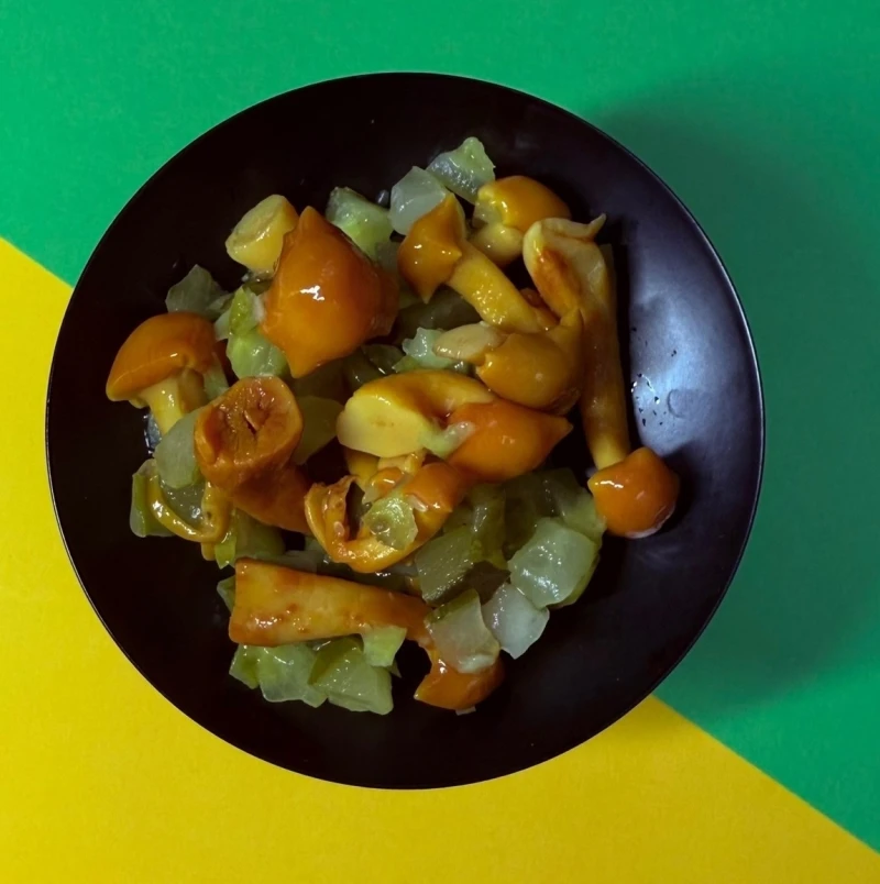 Опята с огурцами