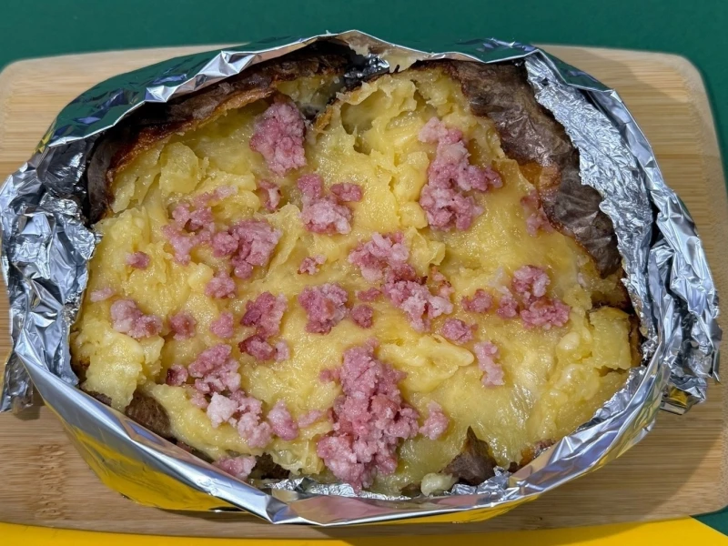 Картофель печеный с копченостями