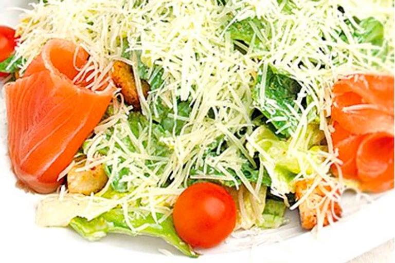 Салат Цезарь с семгой