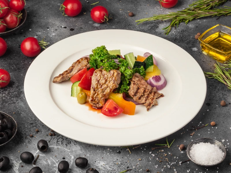 Салат с телятиной и овощами 