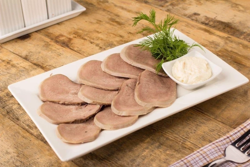 Язык отварной с хреном