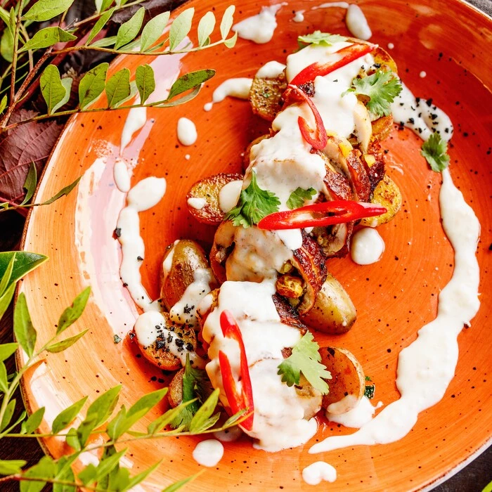 Пряный цыпленок с картофелем и соусом из копченого сыра