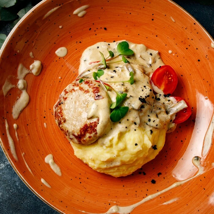 Куриные котлетки с грибным соусом и картофельным пюре 
