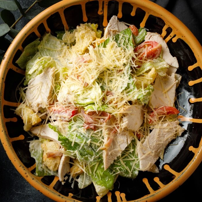 Цезарь с цыпленком и беконом
