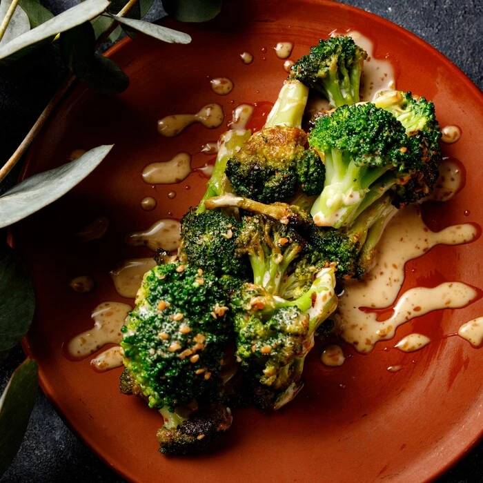 Брокколи с кунжутным соусом