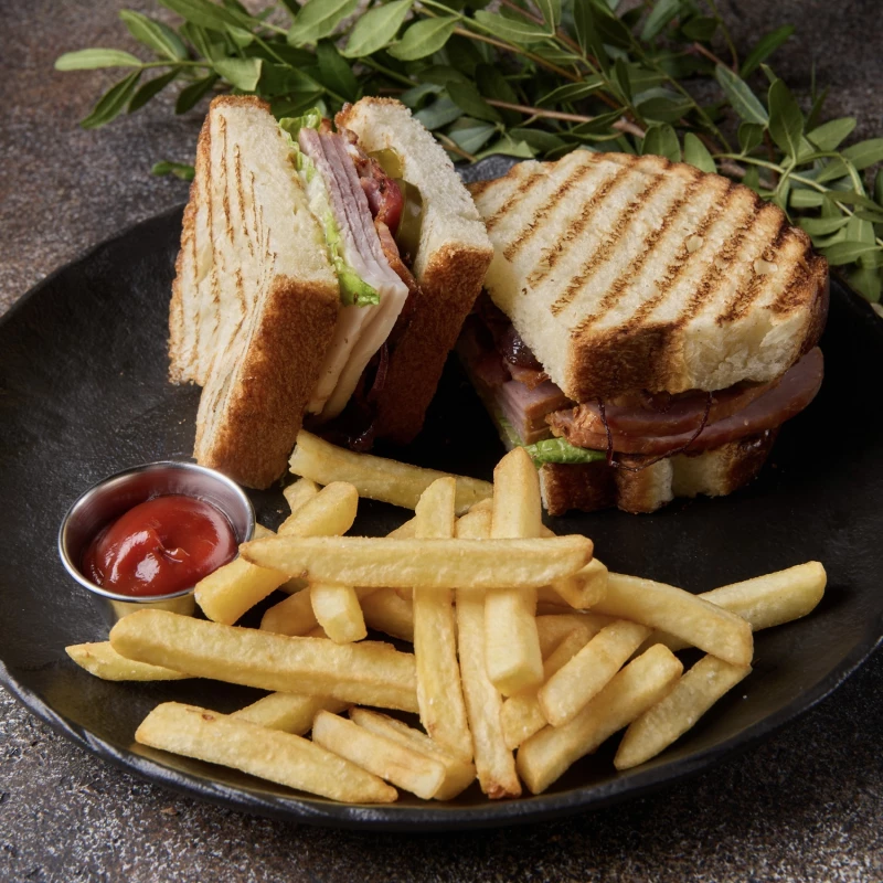 Сэндвич с тамбовским окороком и перцем Халапеньо