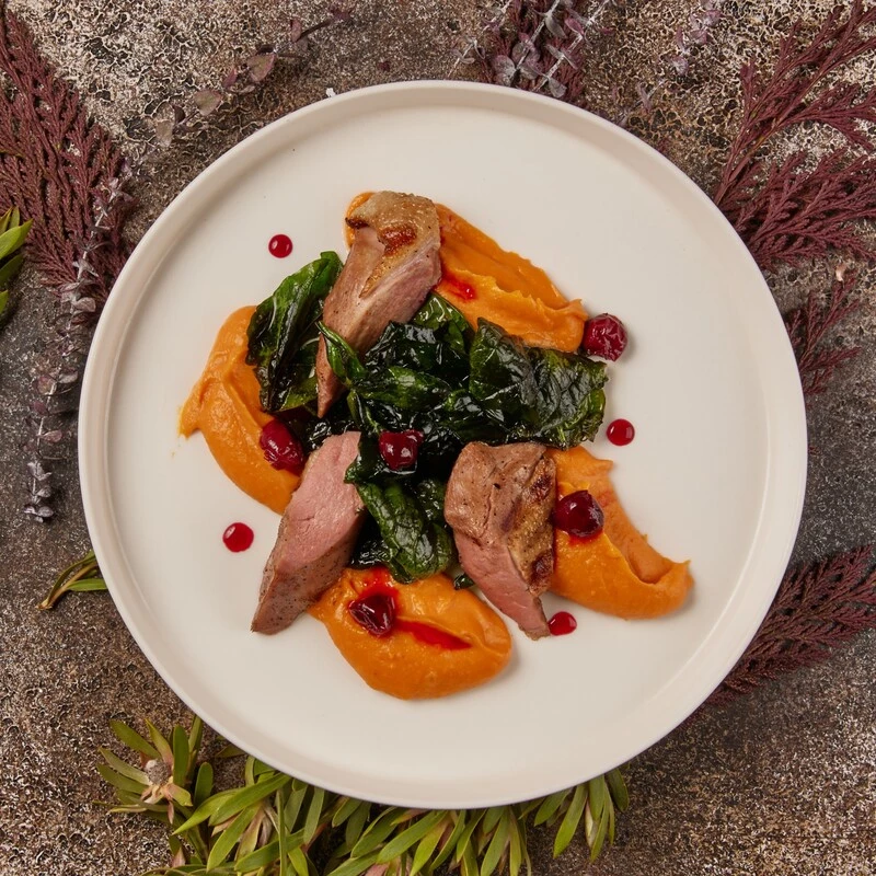 Утиная груда с пюре из батата и пряной вишней