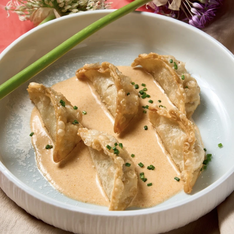 Гёдза с цыпленком и соусом Том Ям