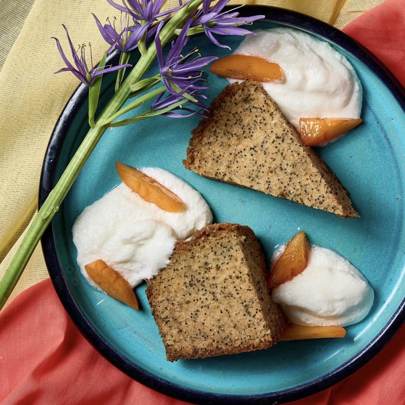 Маковый пирог с кремом пломбир и персиками