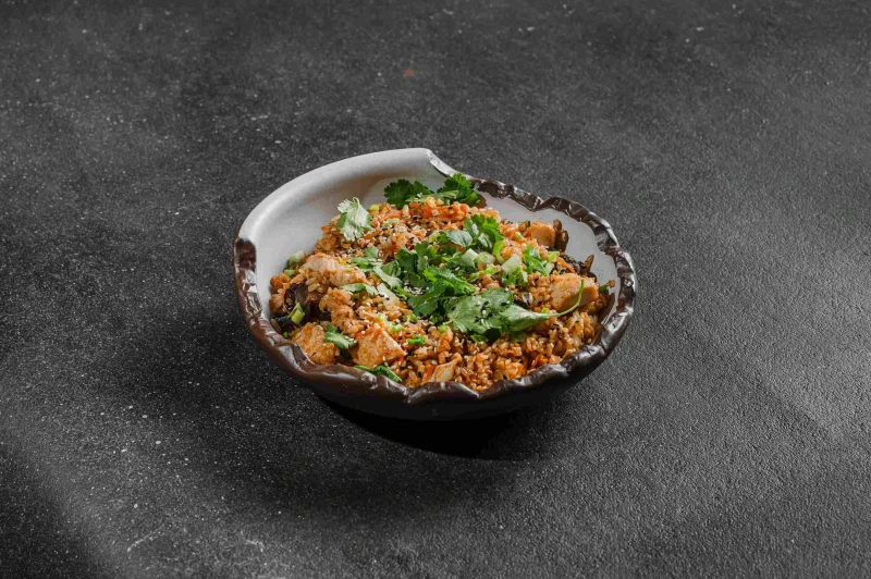 Жареный рис с курицей